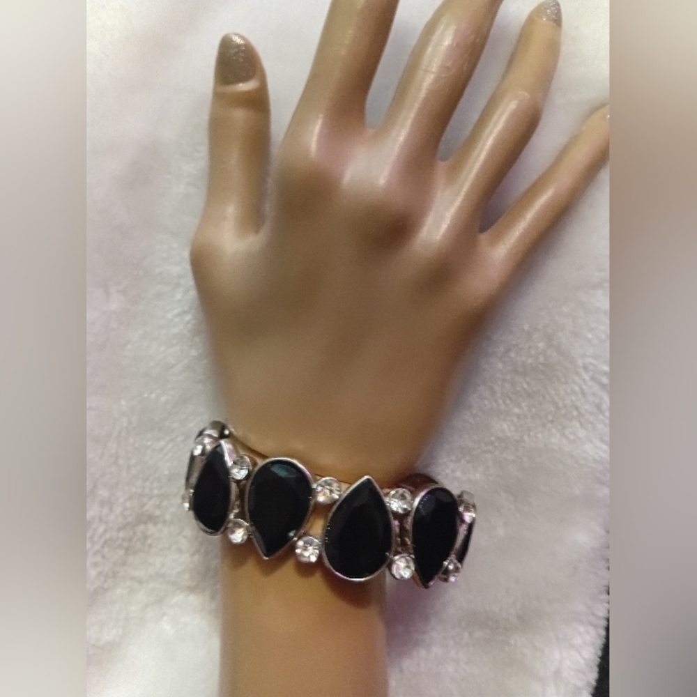 Chic Black and Silver Teardrop Bracelet